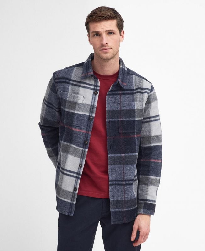 camisa sobre a cabeça