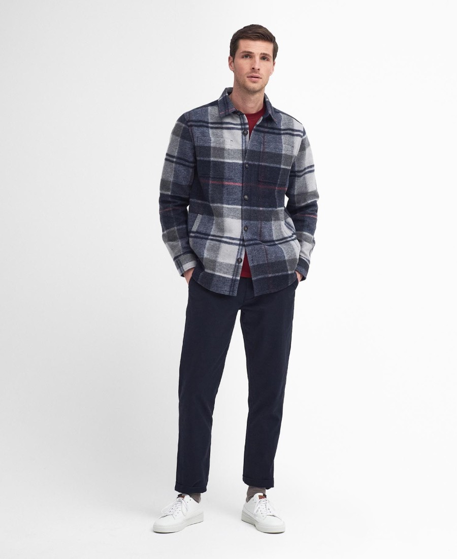camisa sobre a cabeça