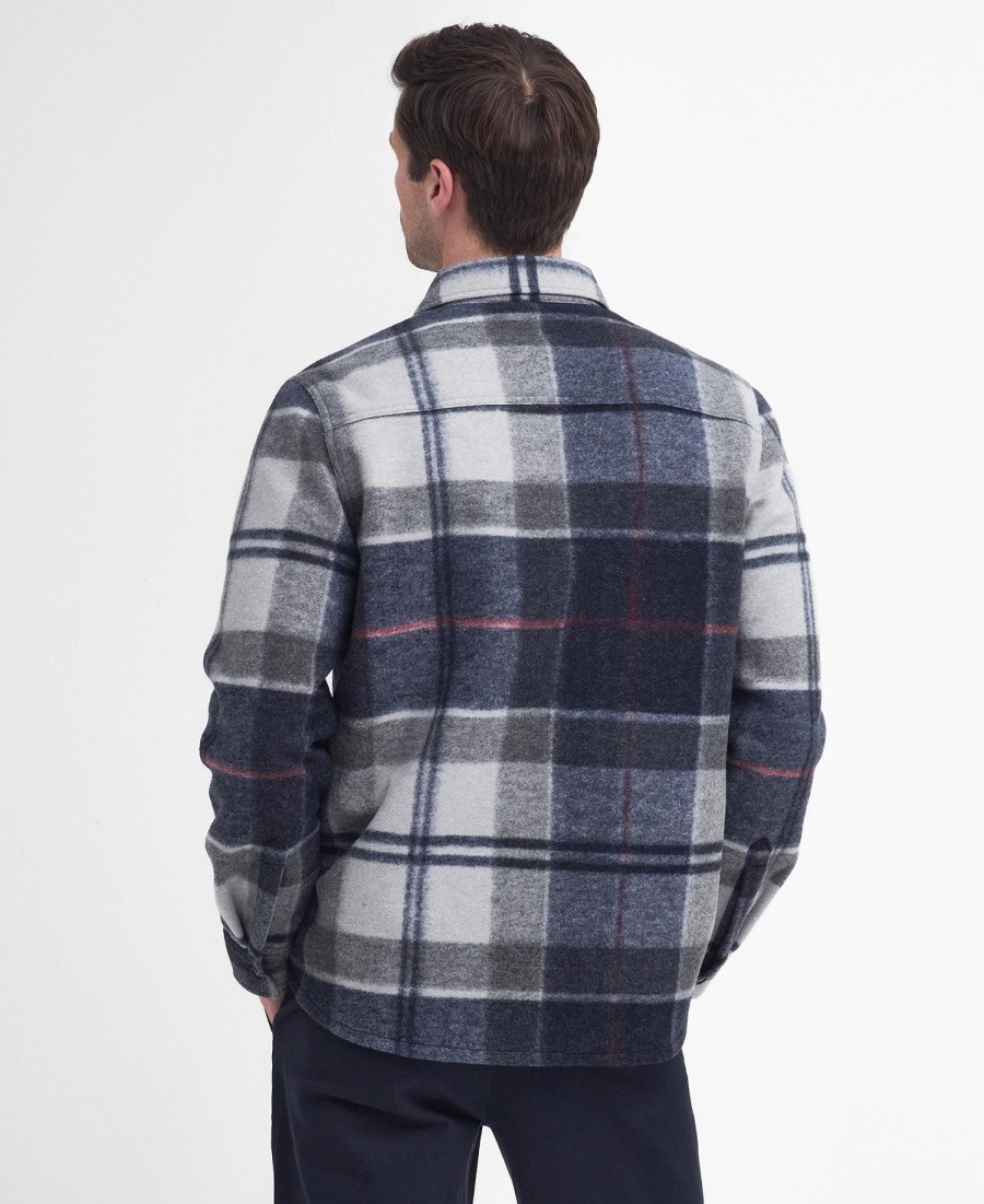 camisa sobre a cabeça