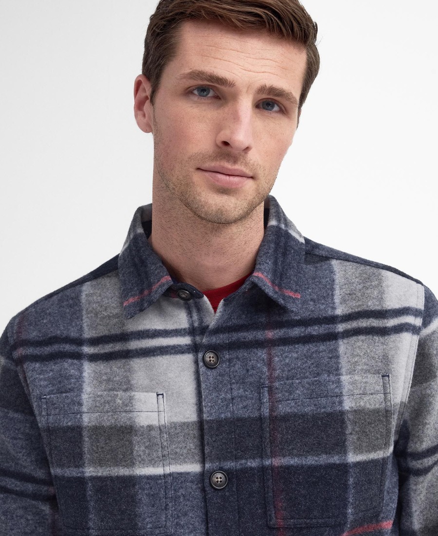 camisa sobre a cabeça