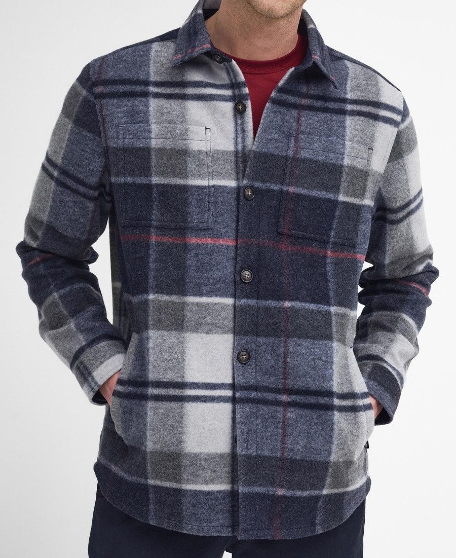camisa sobre a cabeça