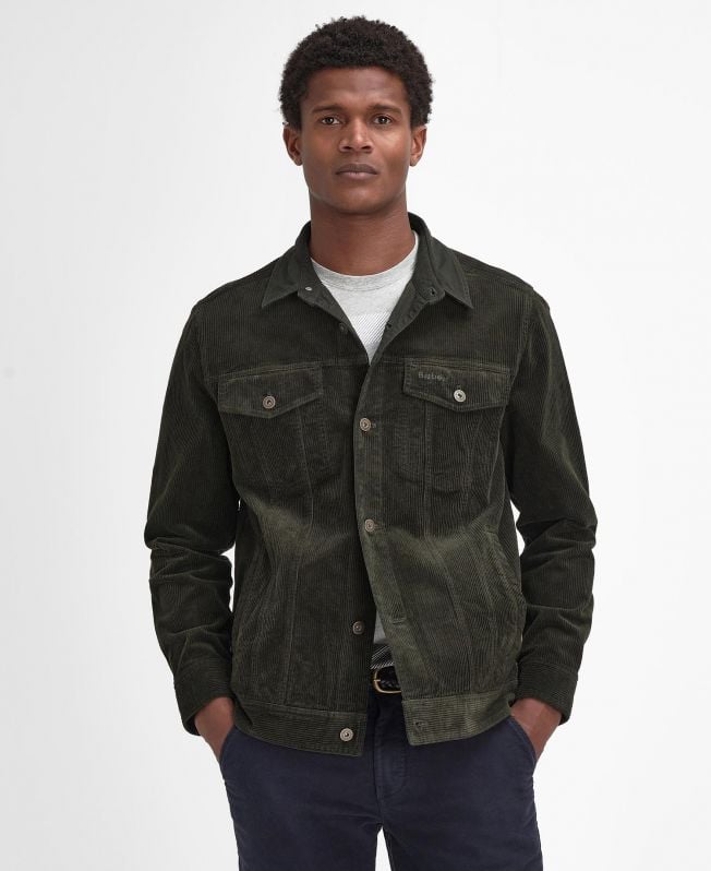 camisa sobre o cordão
