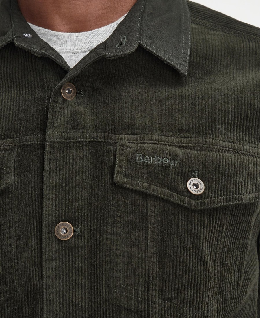 camisa sobre o cordão