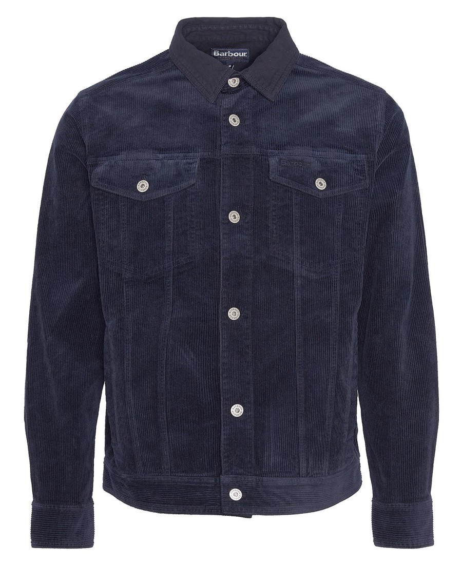 camisa sobre o cordão