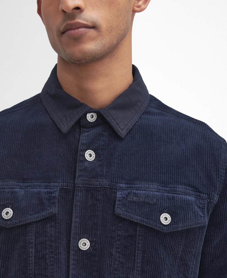 camisa sobre o cordão
