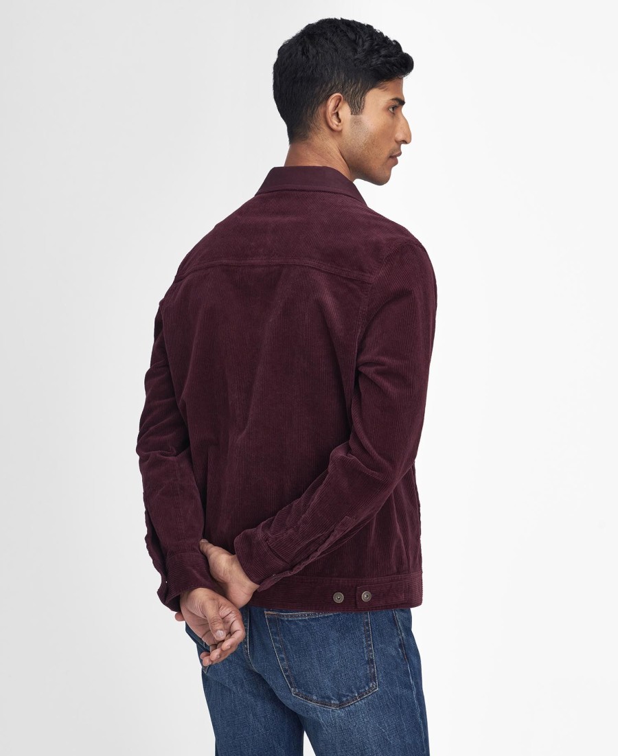 camisa sobre o cordão