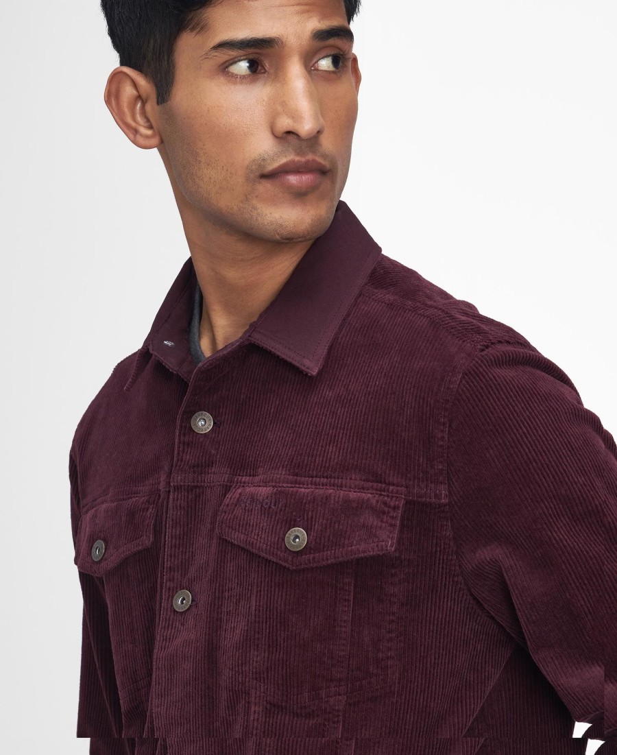 camisa sobre o cordão