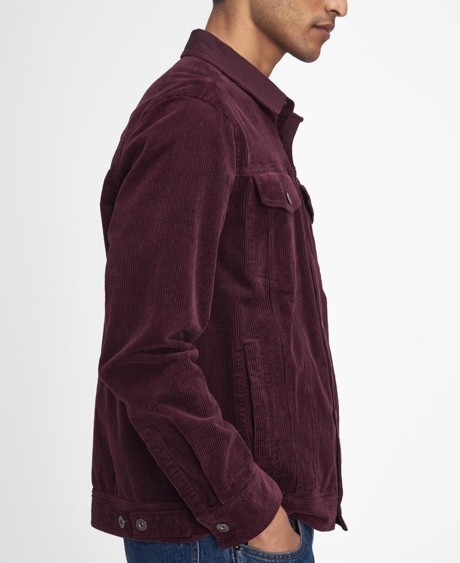 camisa sobre o cordão
