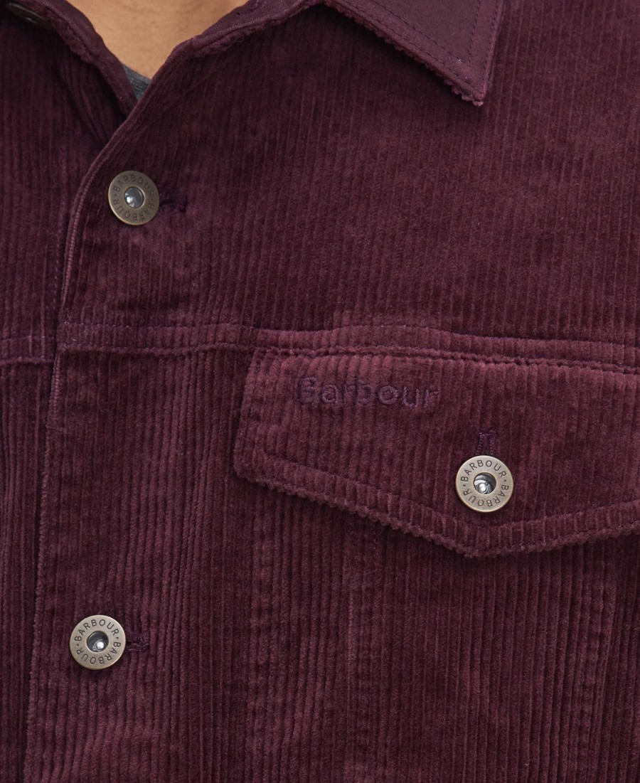 camisa sobre o cordão
