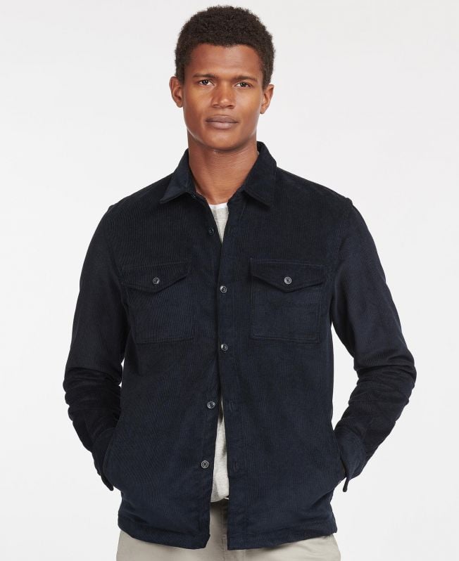 camisa sobre o cordão