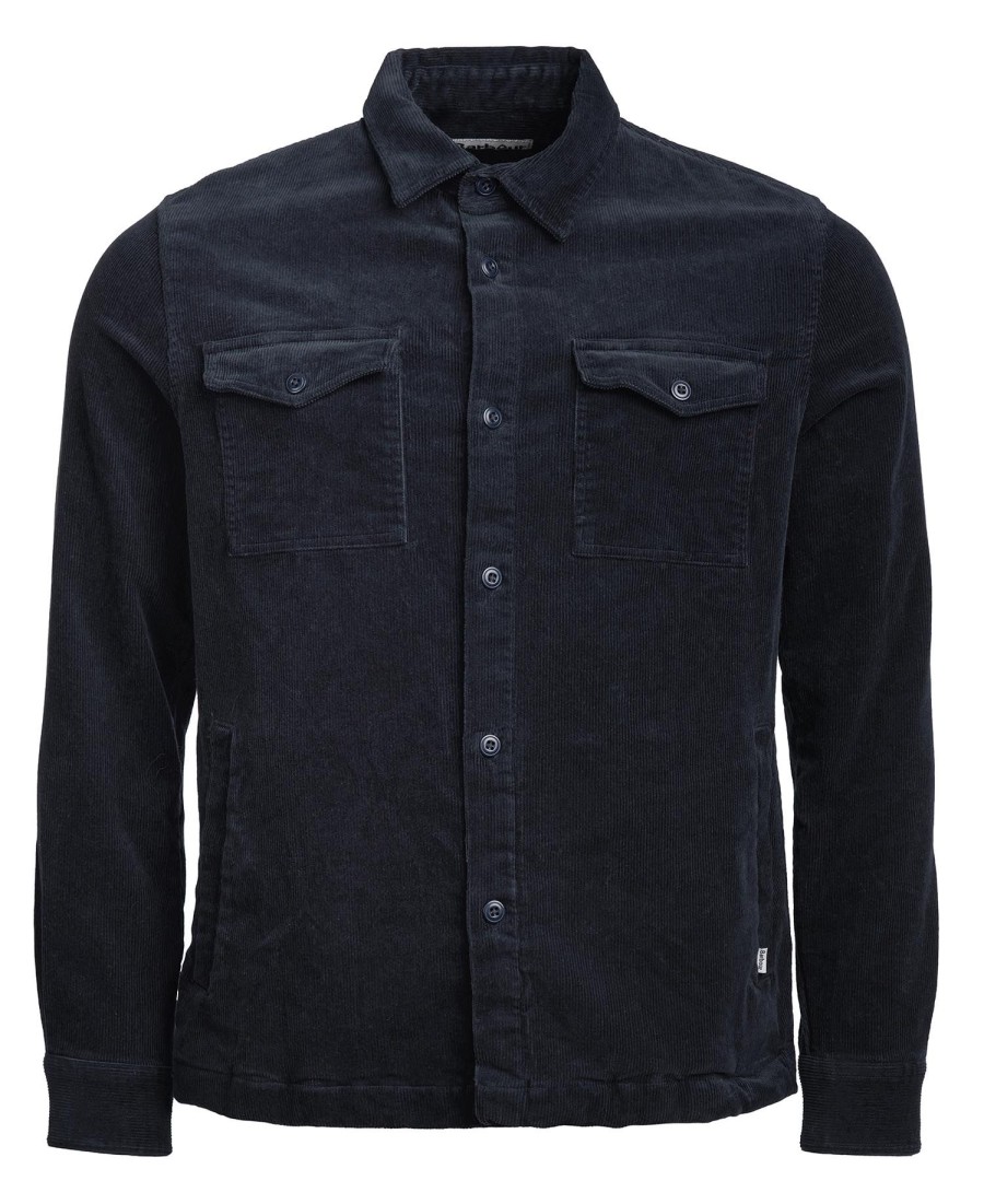 camisa sobre o cordão