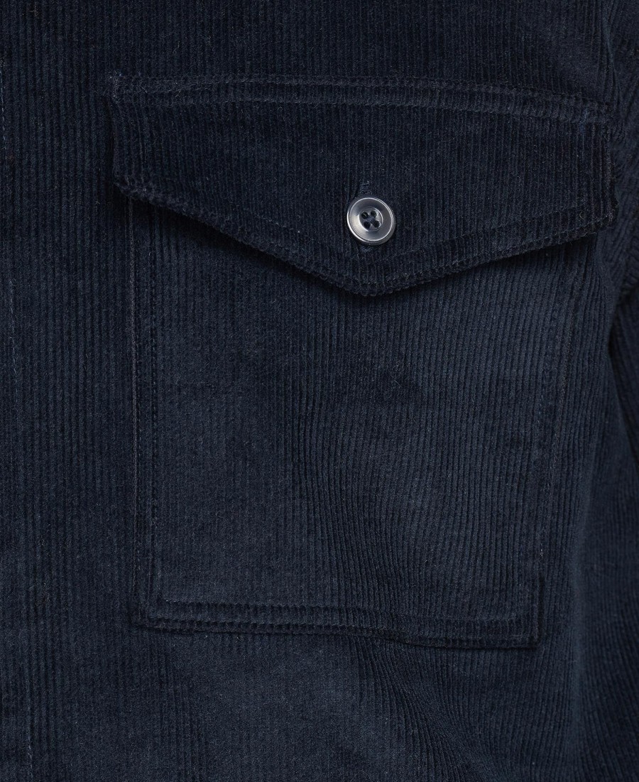 camisa sobre o cordão
