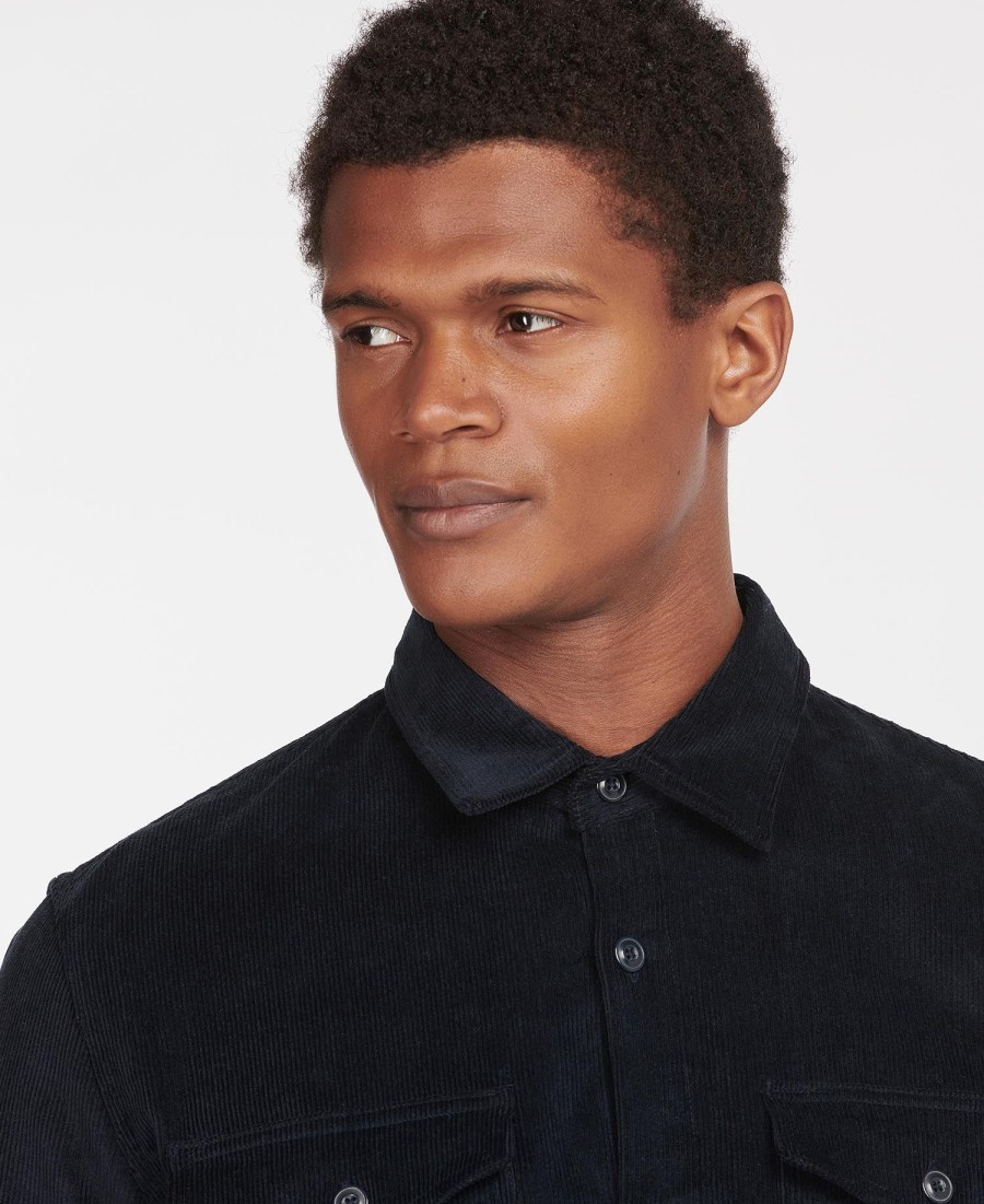 camisa sobre o cordão