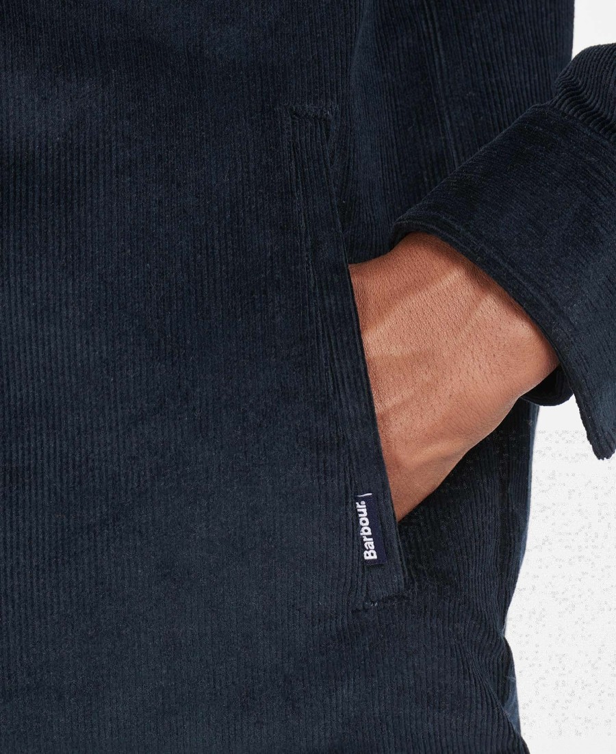 camisa sobre o cordão