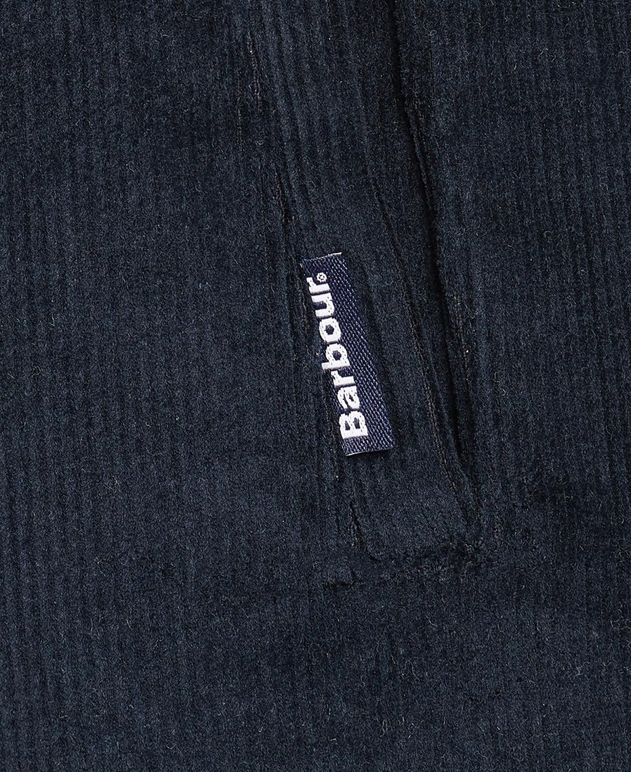 camisa sobre o cordão