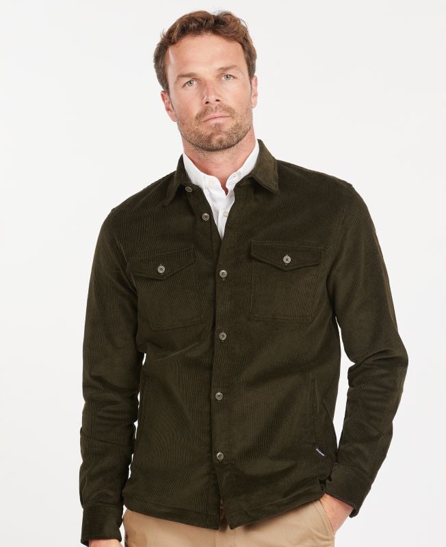 camisa sobre o cordão