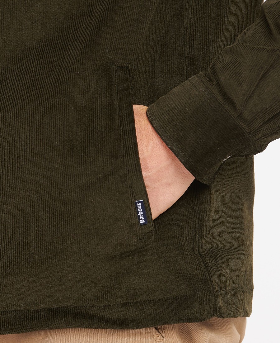 camisa sobre o cordão