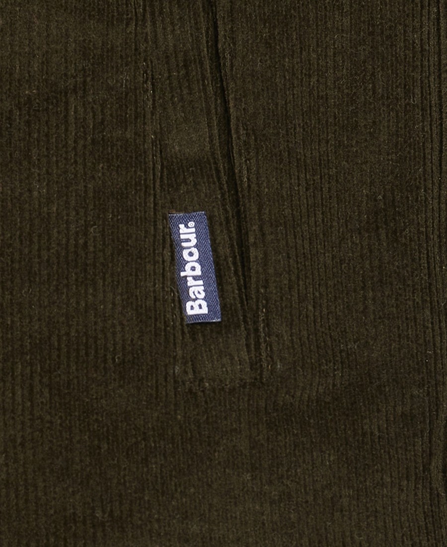 camisa sobre o cordão