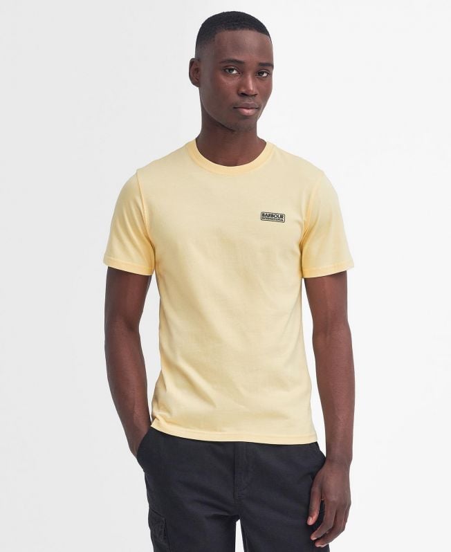 camiseta com logotipo pequeno