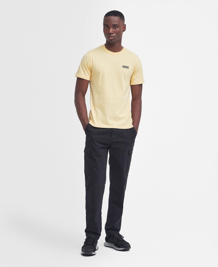 camiseta com logotipo pequeno