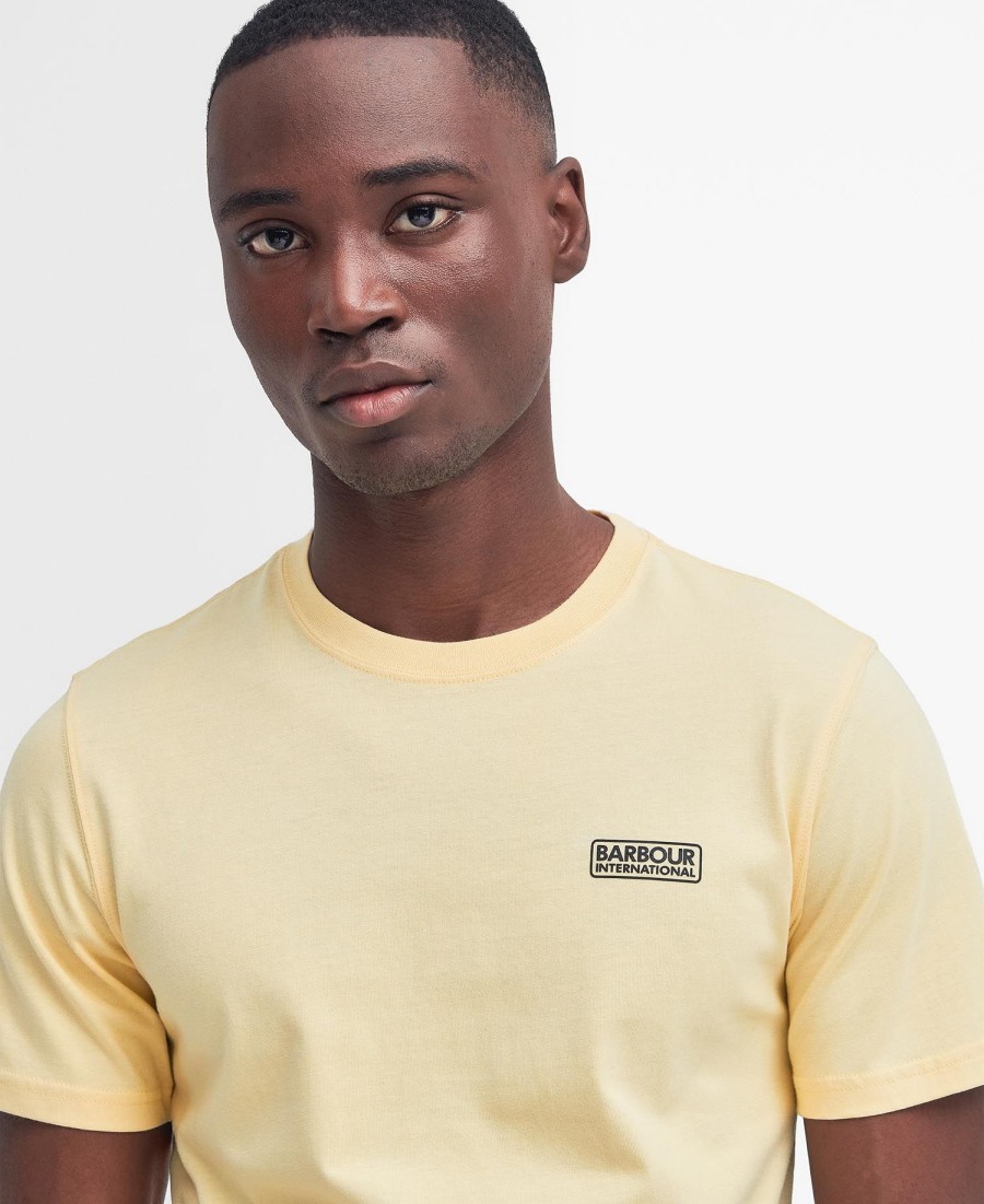 camiseta com logotipo pequeno