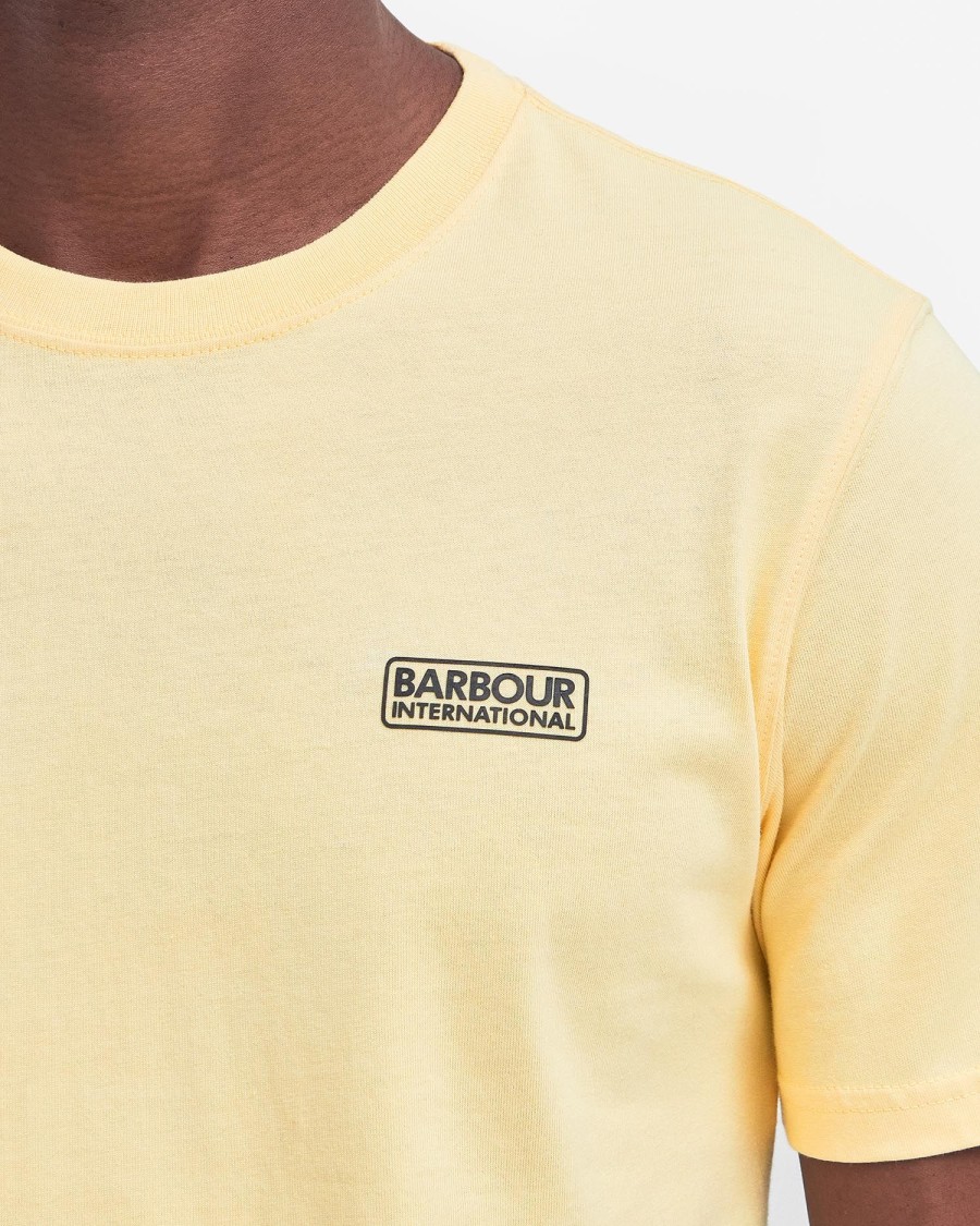 camiseta com logotipo pequeno