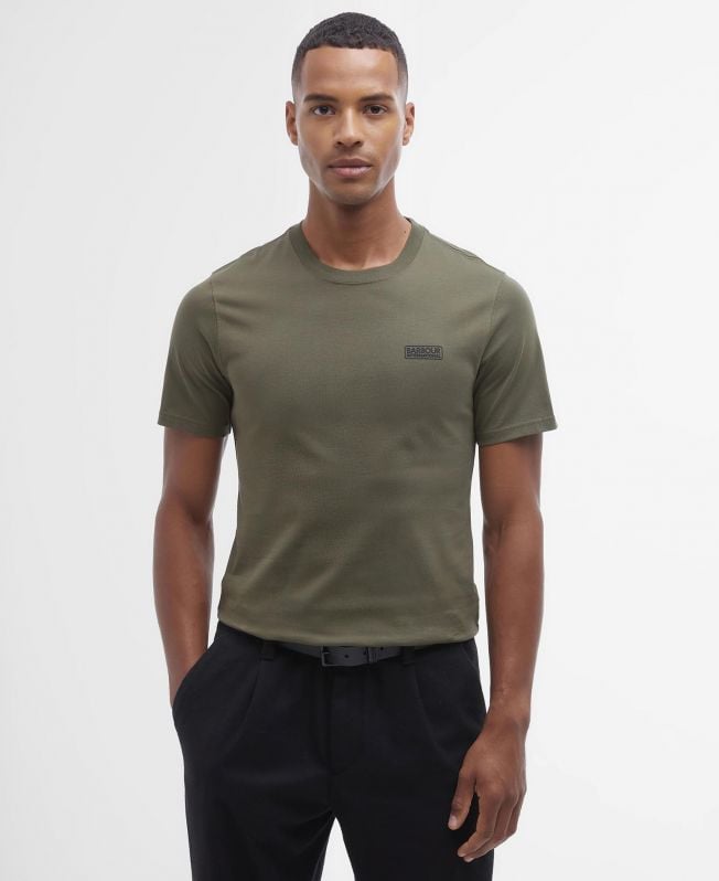 camiseta com logotipo pequeno