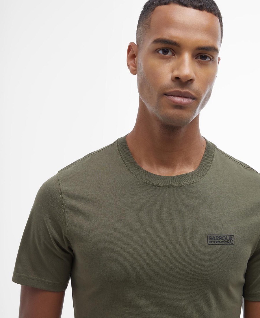 camiseta com logotipo pequeno