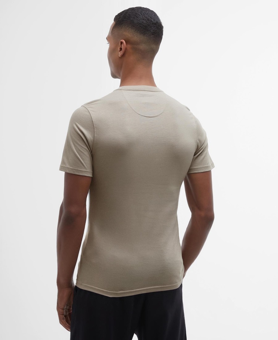 camiseta com logotipo pequeno