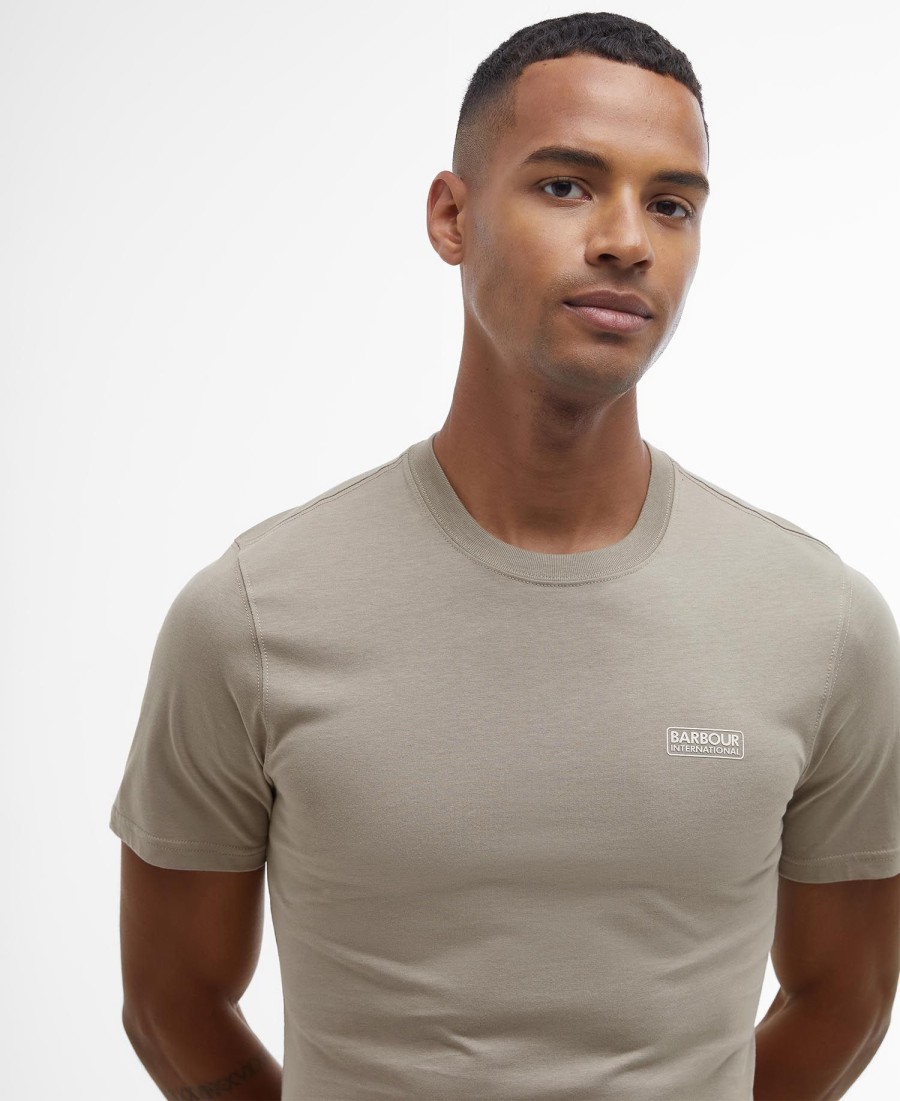 camiseta com logotipo pequeno