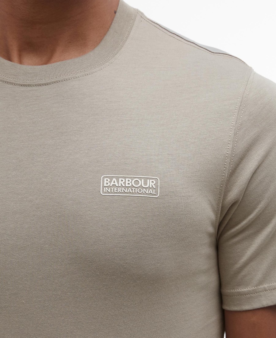 camiseta com logotipo pequeno
