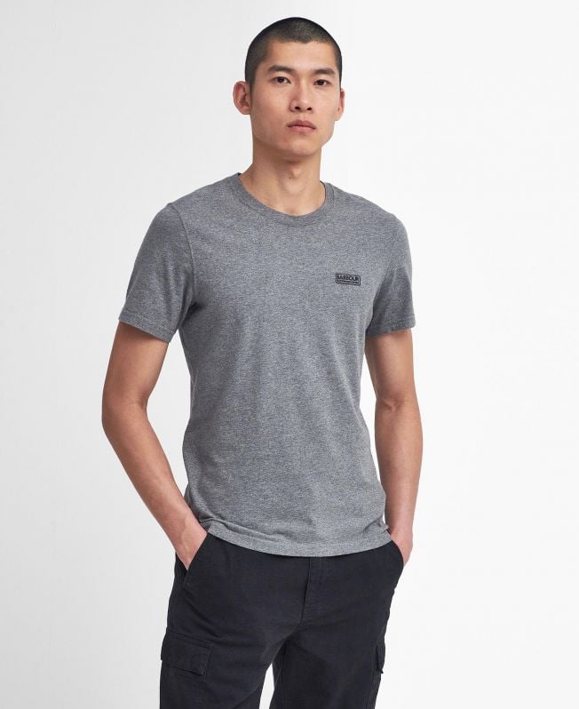 camiseta com logotipo pequeno