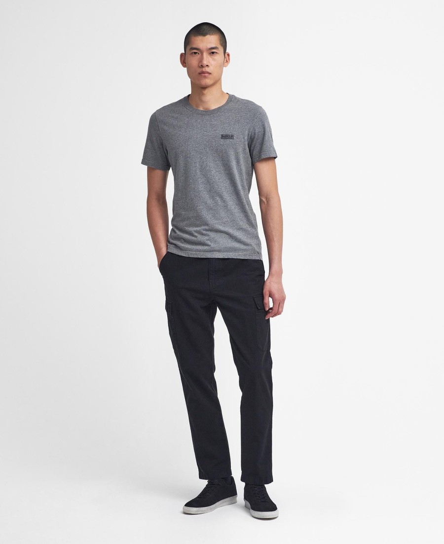 camiseta com logotipo pequeno