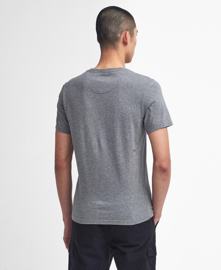 camiseta com logotipo pequeno