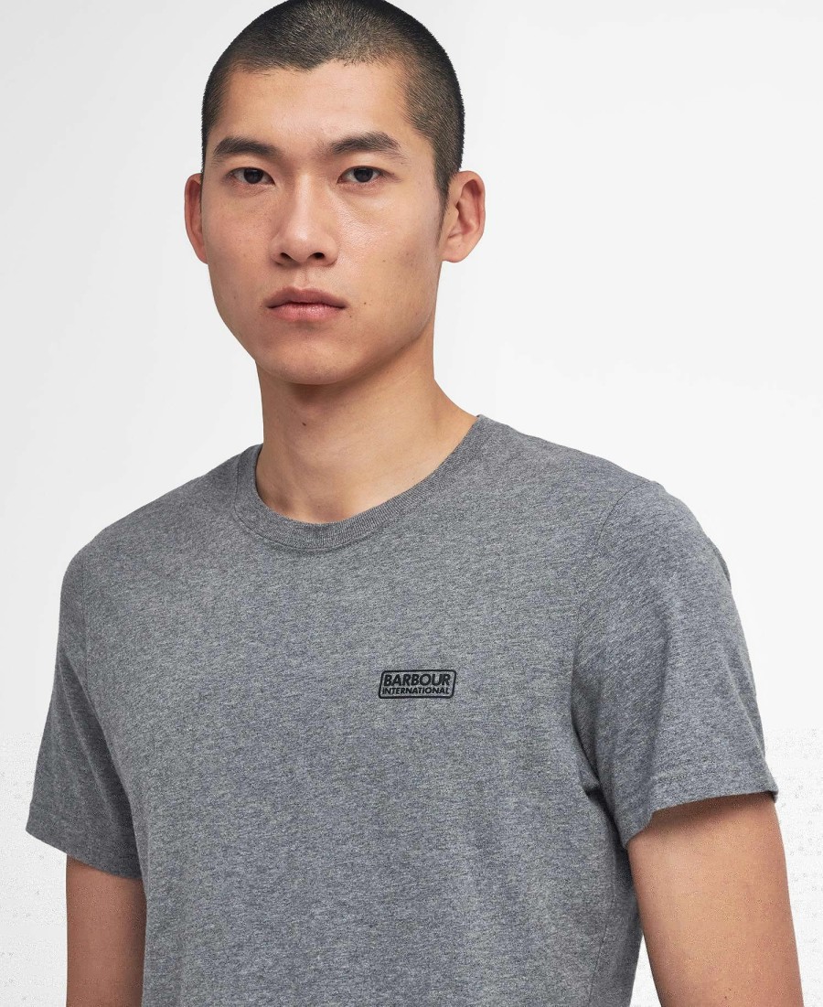 camiseta com logotipo pequeno