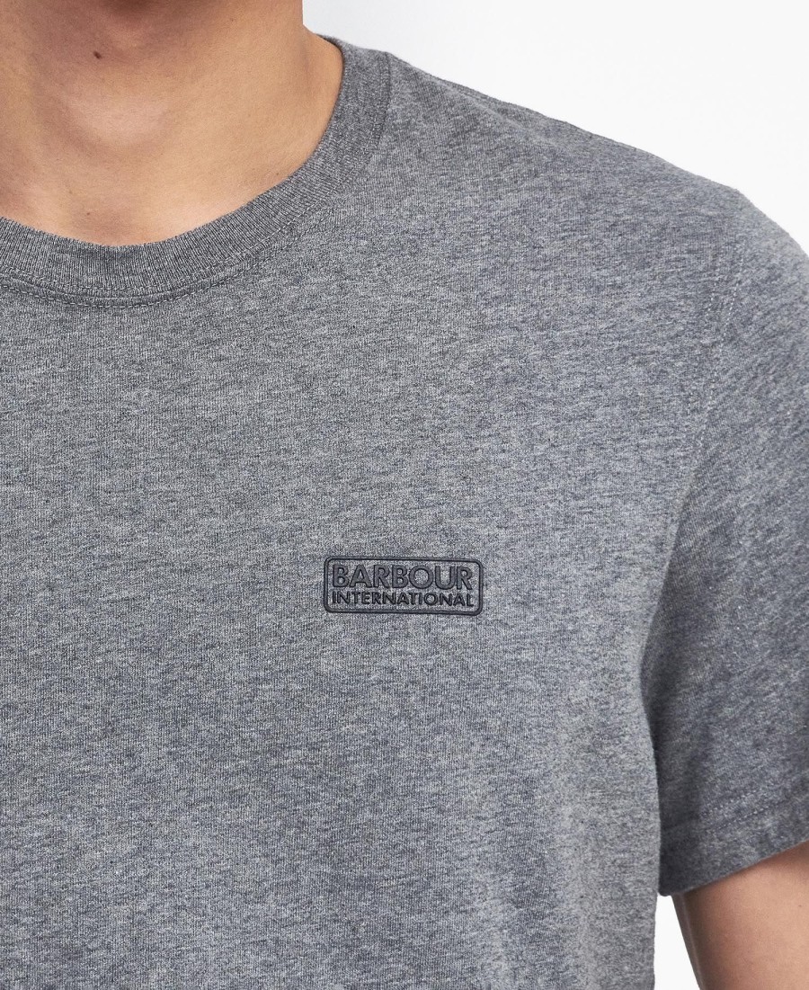 camiseta com logotipo pequeno