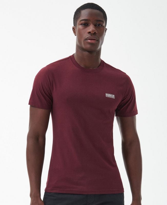 camiseta com logotipo pequeno