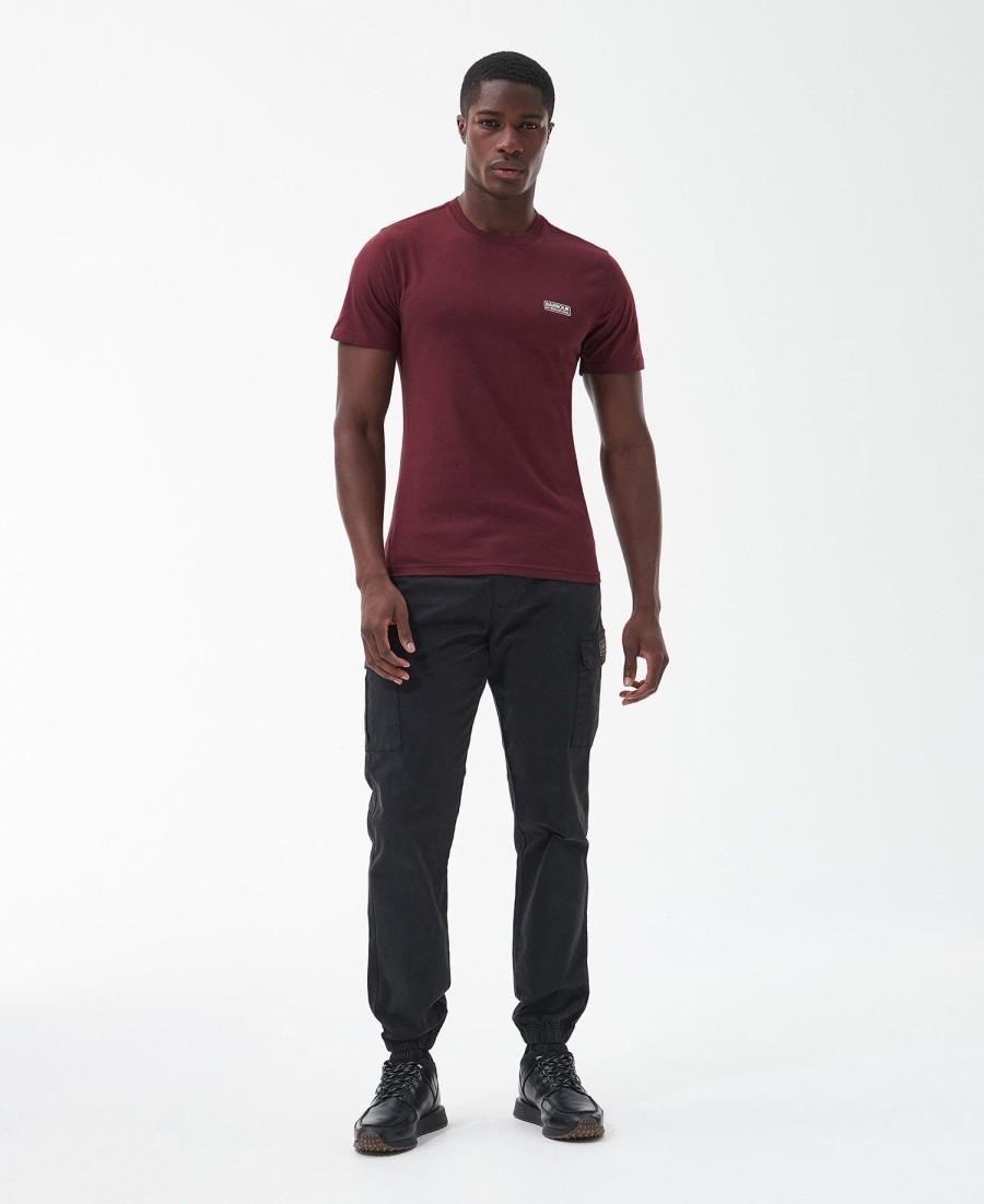 camiseta com logotipo pequeno