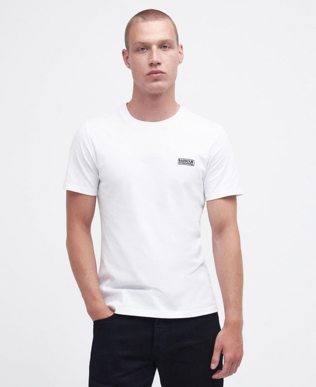 camiseta com logotipo pequeno