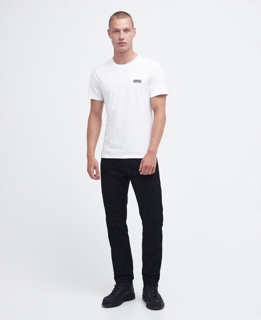 camiseta com logotipo pequeno