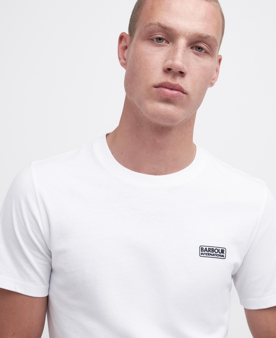 camiseta com logotipo pequeno