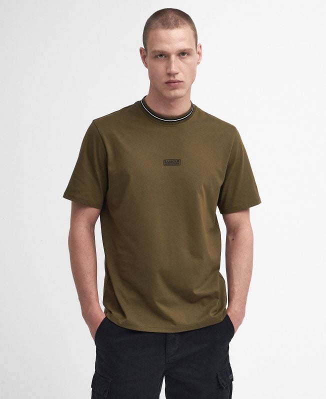 camiseta com aba e logo