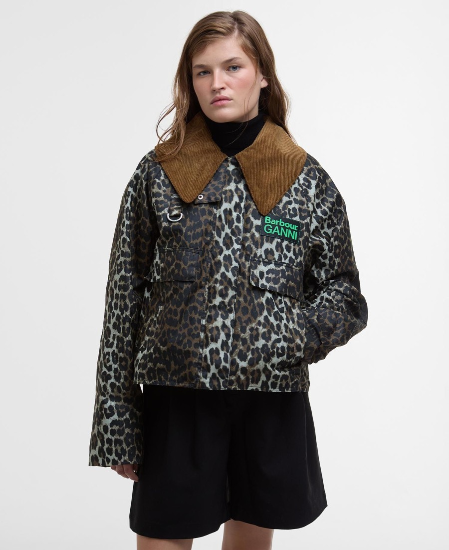 jaqueta barbour x ganni com estampa de leopardo e tecido encerado.