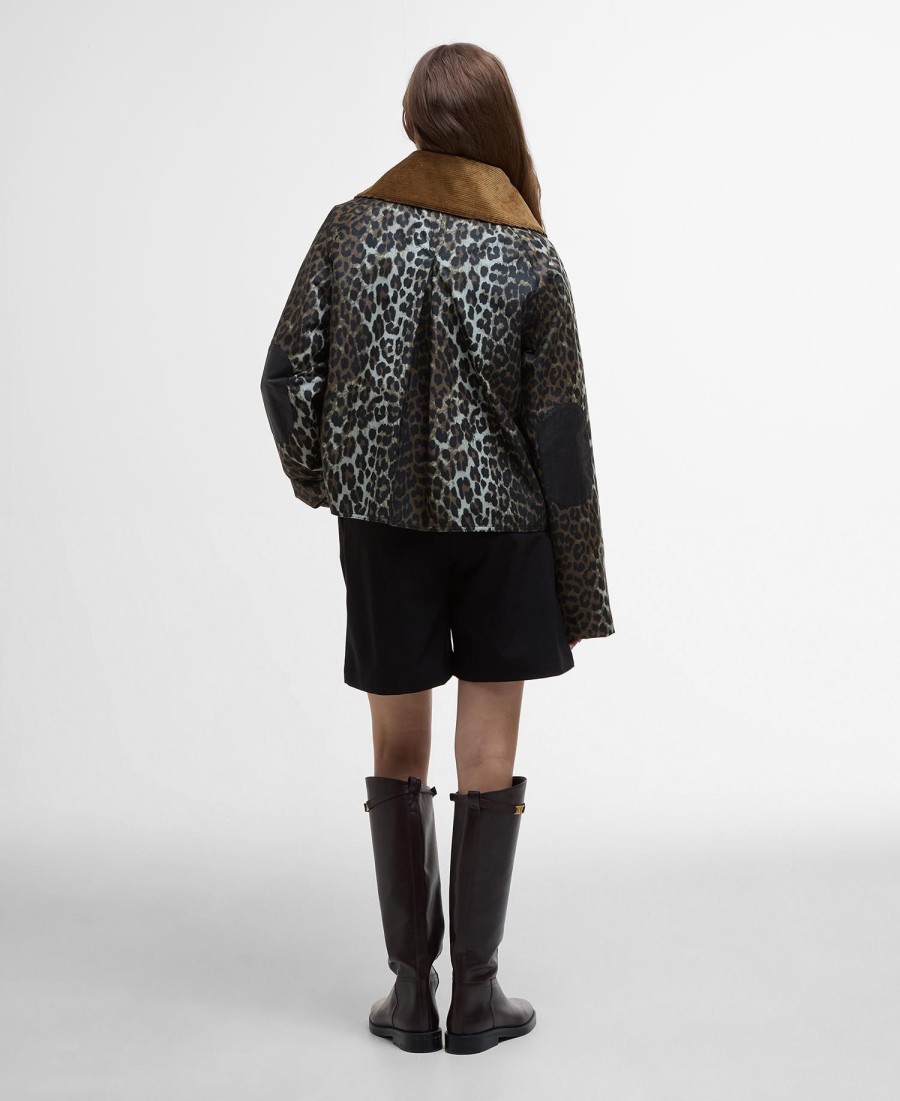 jaqueta barbour x ganni com estampa de leopardo e tecido encerado.