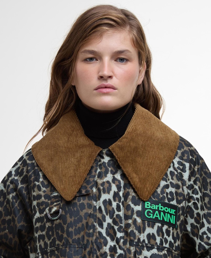 jaqueta barbour x ganni com estampa de leopardo e tecido encerado.