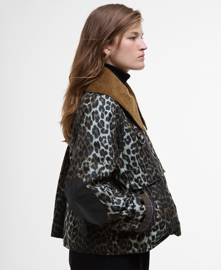 jaqueta barbour x ganni com estampa de leopardo e tecido encerado.