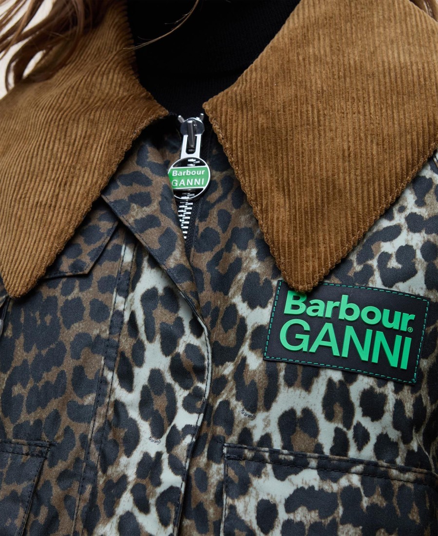 jaqueta barbour x ganni com estampa de leopardo e tecido encerado.