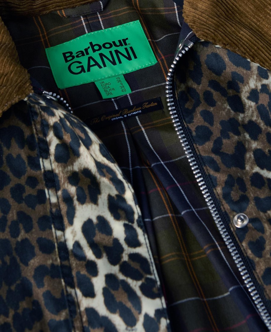 jaqueta barbour x ganni com estampa de leopardo e tecido encerado.